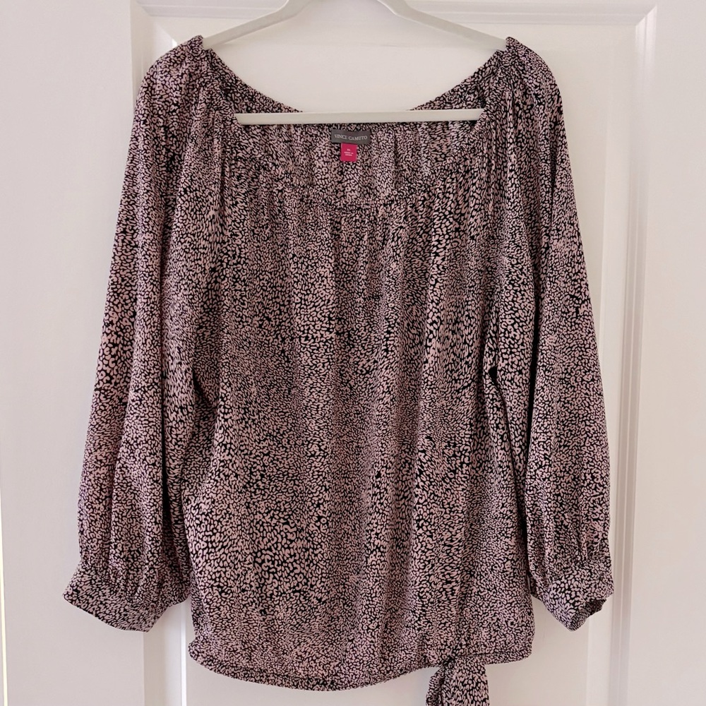 Vince Camuto Women's Blouse XL - Abstract Animal Print 
Flowing and Flattering